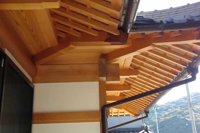 地松化粧タルキ軒天化粧板・だし桁　桁地松上小化粧・長押付現わし　壁は桧上小柱現わしの上、漆喰塗り仕上げ