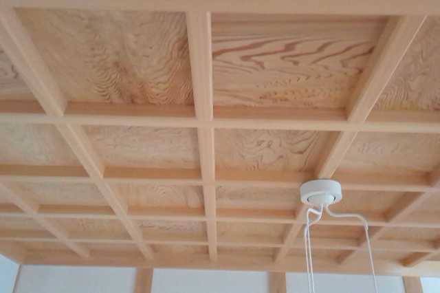 玄関格天井（杉無垢　浮造り　市松張り）